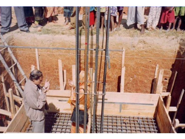 <h3 style='color:#FFF'>Hon'ble Chairman & First Lady in Prayer After Laying Foundation of College Building - 2002</h3>
				Hon'ble Chairman & First Lady in Prayer After Laying Foundation of College Building - 2002